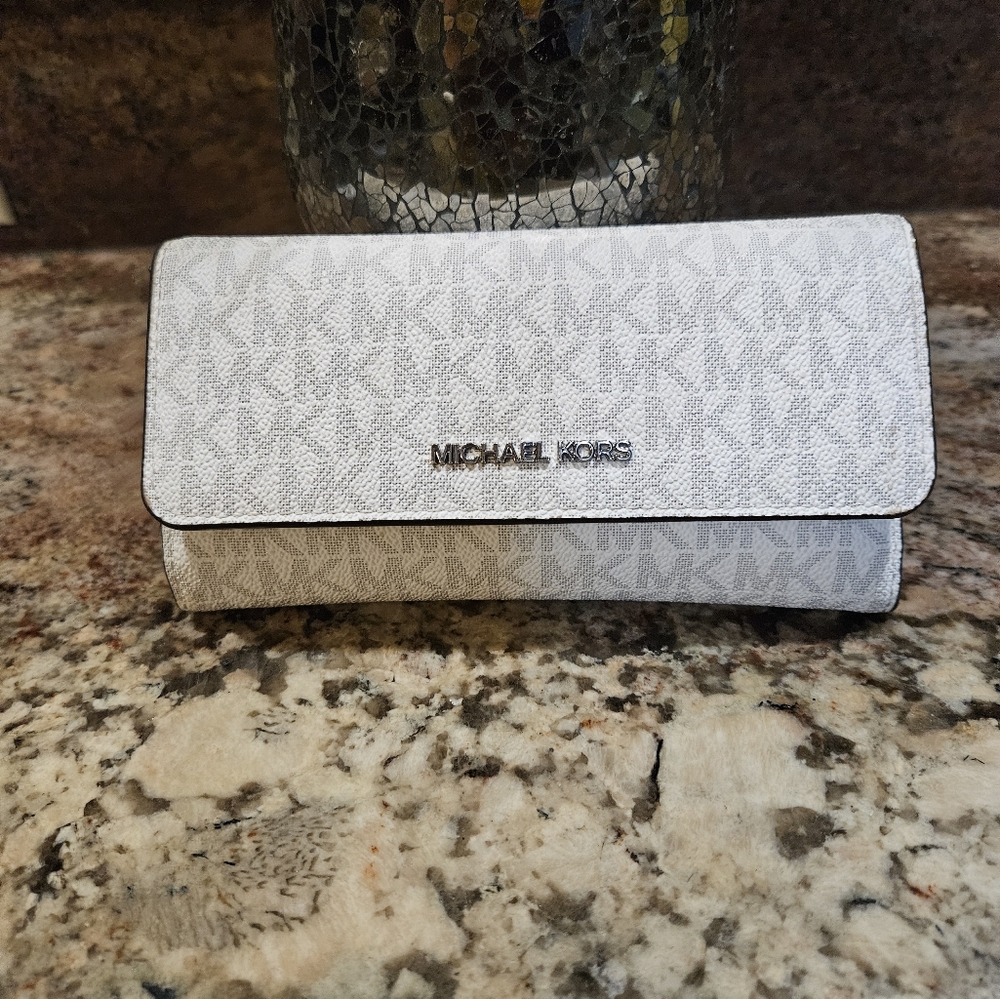 Very Clean Micheal Kors Wallette